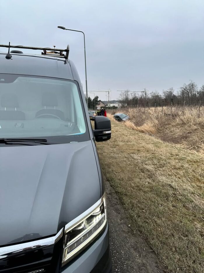 🚨 | Werkzaamheden liepen even uit...

Vandaag starten we onze werkzaamheden iets anders dan gepland. Met onze bus konden we een veilige werkplek creëren en eerste hulp verlenen. Toen de politie ter plaatse was en de situatie verder afzette, zijn wij weer verder gegaan.

De bestuurster is flink geschrokken en zal waarschijnlijk last krijgen van spierpijn. Ze wordt momenteel nagekeken door de ambulance.

#VeiligeWerkplek #EersteHulp #SamenSterk #Verkeer #Politie #Hulpverlening