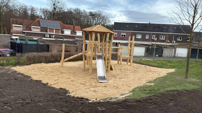 . 🌟 Weer een prachtig nieuw speeltoestel geplaatst door de gemeente! Wij hebben met trots al het grondwerk mogen uitvoeren. 💪🏼

Een speciale dank aan Frans en Rothy voor de hulp bij het aan- en afvoeren van de grondstoffen. Samen maken we Brunssum steeds een stukje mooier! 🌳🎠

#Speeltuin #Brunssum #Teamwork #Grondwerk #SamenSterk