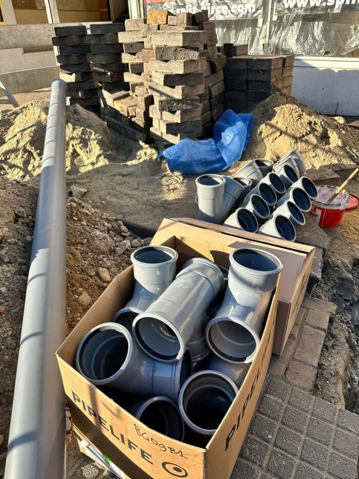 Een drukke, maar succesvolle week!

Afgelopen week stond bol van de uitdagingen, zelfs in het weekend werden we geconfronteerd met een grote storing. Maar dankzij ons team, snelle inzet en de juiste oplossingen hebben we alles succesvol kunnen verhelpen.

Trots op het werk dat we samen hebben verricht! Een kleine foto-impressie hieronder om een kijkje achter de schermen te geven.

#Teamwork #Oplossingsgericht #DrukkeWeek #SuccesvolAfgerond #StoringenOpgelost #SamenSterk #Werkplezier #Probleemoplossend #GeenUitdagingTeGroot