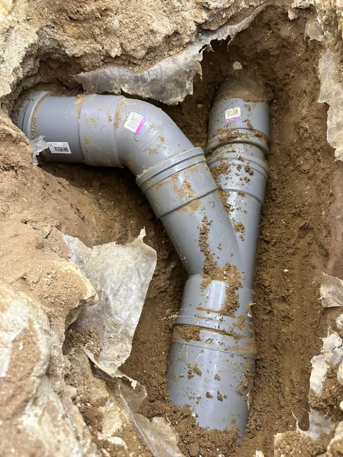 😢 Helaas zijn er nog steeds aannemersbedrijven die dit soort troep nieuw opleveren… Echt triest.
Het lekt ook nog — de 45° bocht zit niet eens goed. Eén tikje en hij schiet zo uit de rubber. Maar het wordt nog erger…

Ze hebben hier een 125mm buis, en wat doet de aannemer? Zet er doodleuk een 110mm T-stuk in met een verloop over de buis — zónder steekmof. Dit is gewoon vragen om ellende.

Zo werkt het niet. Zo hóórt het ook niet.

#Bouwblunders #SlechteAannemer #GeenVakwerk #Lekwerk #FoutenVanBeginAfAan #ZondeVanJeGeld #InstallatieFail