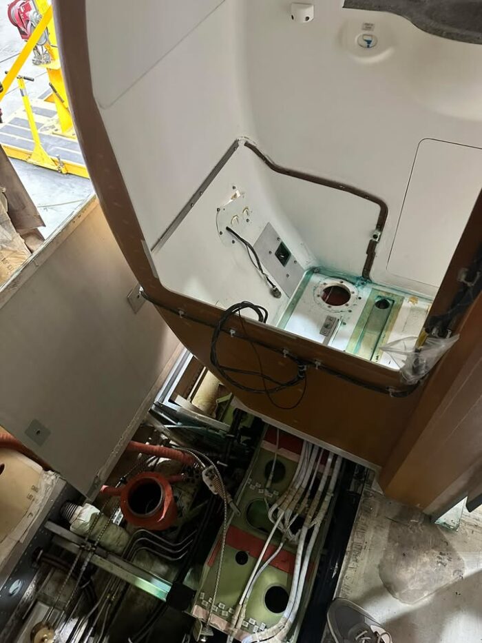 😅Verstopping opgelost… in een vliegtuig!
Een bijzondere opdracht op een wel heel speciale locatie. Halve toestel uit elkaar gehaald, maar met teamwork en doorzettingsvermogen is het uiteindelijk gelukt.💪🏼
Altijd mooi om met je werk op zulke unieke plekken te komen!😜

#techniek #storingsdienst #onderhoud #vliegtuigtechniek #monteursleven #bijzonderewerkplek #problemenoplossen #trotsopmijnwerk😜