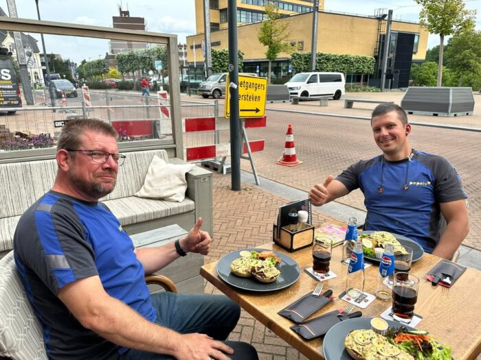 Projectstart in Brunssum!

Deze week zijn we officieel gestart met de werkzaamheden voor de aanleg van het gemeentelijk riool bij een nieuwbouwproject in ons mooie Brunssum. Een prachtige werkplek waar wij namens Dus Riooltechniek verantwoordelijk zijn voor de volledige aanleg en vernieuwing van het rioolstelsel.

Voor dit project realiseren we meerdere vuil- en schoonwateraansluitingen, waarmee we een stevige basis leggen voor een toekomstbestendige afwatering.

Vanwege de aanwezigheid van een grote hoeveelheid kabels hebben we er bewust voor gekozen om gebruik te maken van de grondzuigers van Pepels Groep B.V. – een veilige en efficiënte methode om schade te voorkomen. Dank aan het team van @PepelsGroep voor de snelheid en kundigheid waarmee jullie dit hebben uitgevoerd! Meer info: www.pepelsgroep.nl

Met het oog op de groei van dit soort projecten hebben we ook geïnvesteerd in nieuwe afzettingshekwerken, uiteraard voorzien van ons eigen logo. Zo zijn we niet alleen professioneel én zichtbaar aan het werk, maar zorgen we ook voor een veilige werkomgeving voor onze medewerkers én omwonenden.

Dank aan Gemeente Brunssum voor het vertrouwen in ons vakmanschap!

#DusRiooltechniek #Brunssum #Riooltechniek #Infrastructuur #Nieuwbouw #Projectstart #Bouwplaats #GemeenteBrunssum #ZichtbaarAanHetWerk #Grondwerk #DuurzameToekomst #TeamDus #WerkenInLimburg #SamenSterk #Vakmanschap #VeiligWerken #Bouwveiligheid #Afzetting #VeiligeWerkplek #PepelsGroep #Grondzuigen #KabelschadeVoorkomen #Samenwerken